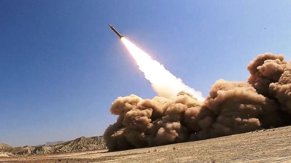 איראן מציגה טילים חדשים מול ארה״ב