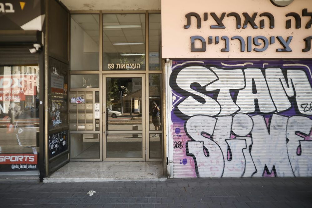 חשד לרצח: אישה מתה לאחר שנמצאה עם סימני אלימות מחוץ לביתה בחיפה, בן זוגה נעצר