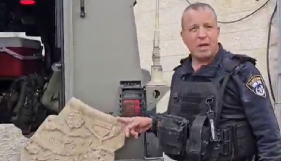 קצין משטרה שהחרים עתיקות בגדה בניגוד לחוק ביקר במערה בשטח B בלי סמכות
