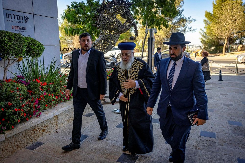 למנהיגה הרוחני, הרב יצחק יוסף מתיישר מחדש עם עמדות ש"ס