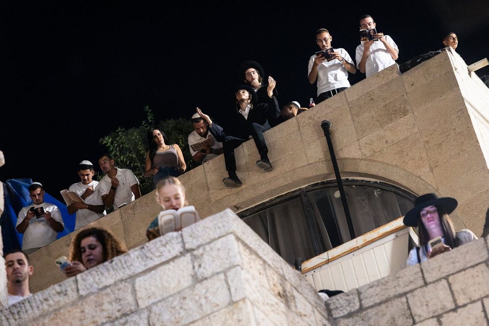 בצד אחד התפללו המונים בכותל. אבל דווקא הצד השני היה מעניין יותר