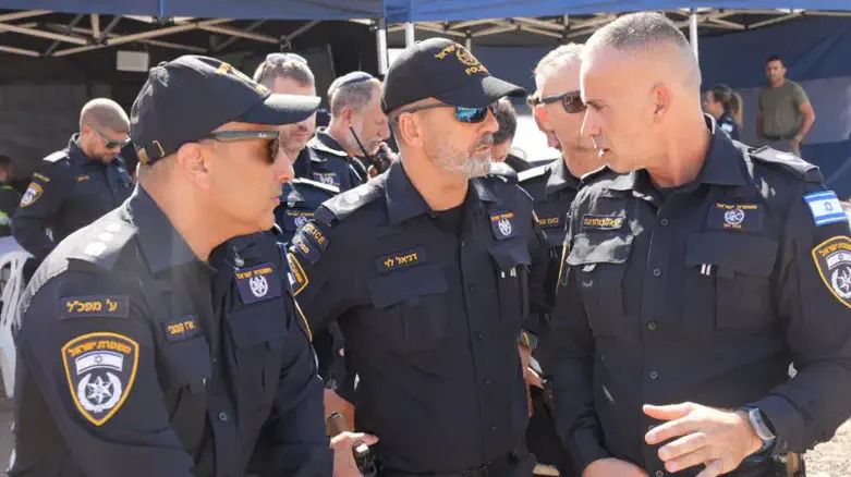 צעיר נכנס לצלילה חופשית