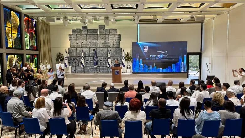 Herzog awards bravery medal to six Israelis who thwarted plot to down Dubai flight