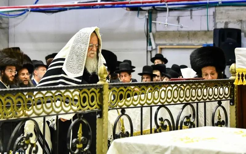דרמה במודז'יץ: האדמו"ר פונה לבית החולים בליל החג – והתעקש לעבור לפני התיבה
