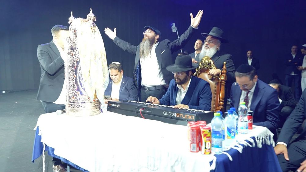 רבבות במעמד הסליחות האחרונות בראשות הגאון הינוקא • תיעוד