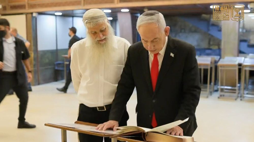 נתניהו הגיע לכותל והתפלל לשלום החיילים