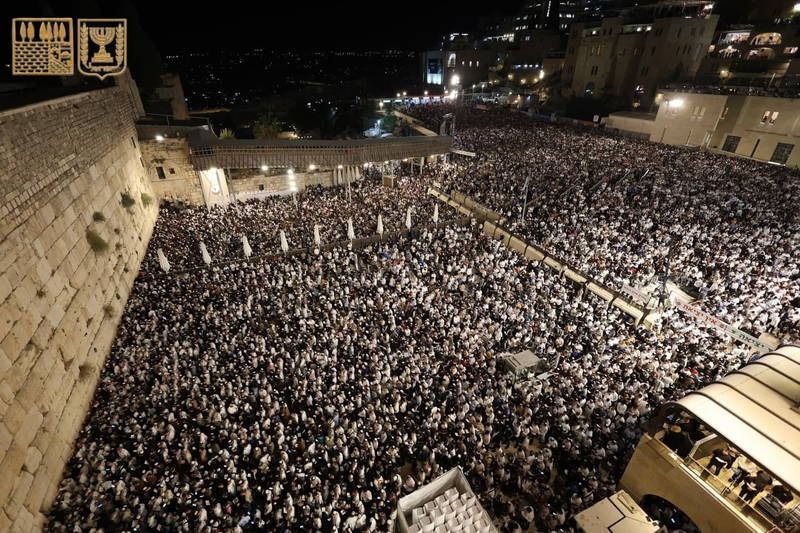 50 אלף איש באמירת סליחות ברחבת הכותל המערבי