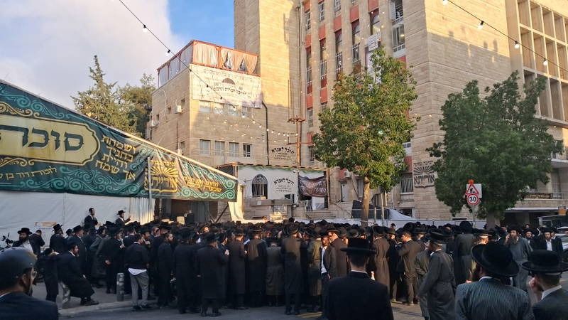 Enveloppe de 1 200 shekels pour un abrikh : des milliers ont afflué à la distribution de charité du gouverneur