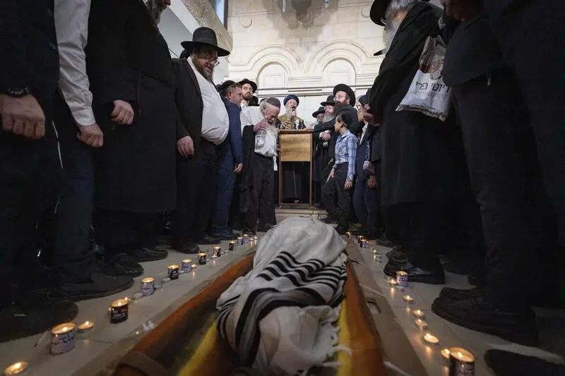 שעתיים לפני השבת והחג: המונים ליוו את מיטת המקובל רבי דוד בצרי זצוק"ל