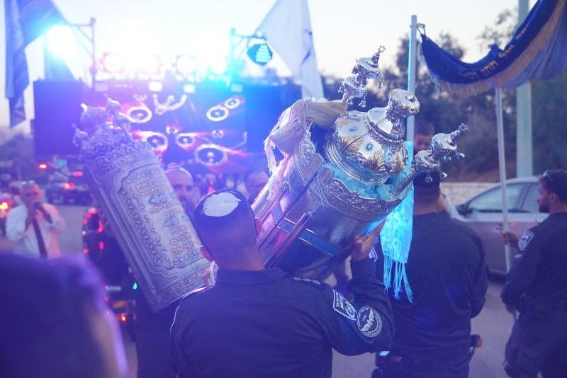 לזכרם ולמורשתם: שני ספרי תורה הוכנסו ליחידת סה"ר לזכר חמשת הנופלים
