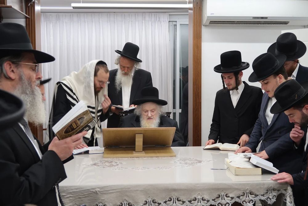 "המצב מר מר מר, אסור לי לדבר": הבכי הנסער של הגר"מ שטרנבוך | "אבא, אבא תחזור אלינו " • צפו