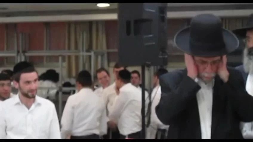 תיעוד: התלמיד בירך "שחלק" בשם ומלכות - הגאב"ד אטם אוזניים וגער בו: "ברכה לבטלה "
