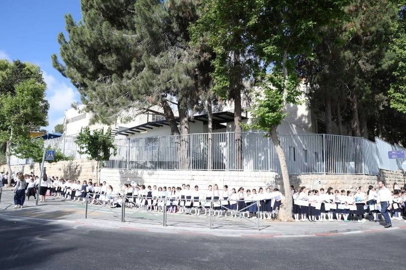 לפנות את בית הספר 'בית יעקב' ועקרה מזוזות