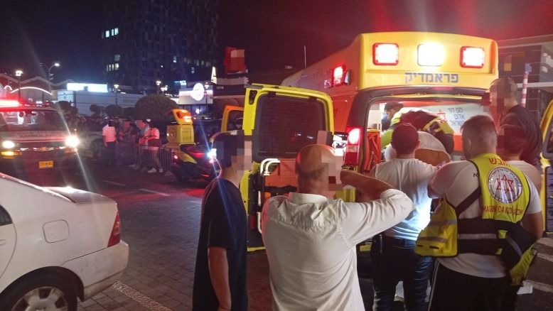 Affrontement qui a éclaté après des pardons dans un centre commercial à Hadéra se termine par un décès : un adolescent de 17 ans écrasé, le conducteur a ouvert le feu