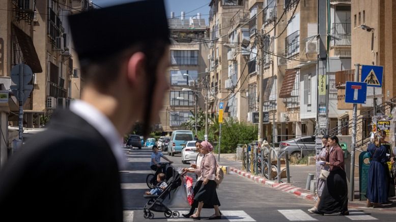 סוקר "מעריב": "הציבור החרדי במשבר - והמפלגות משלמות"