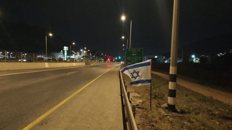 Les jeunes militants de la Judaïsme du Renouveau ont suspendu environ 1 000 drapeaux israéliens en Galilée avant la réunion du groupe parlementaire