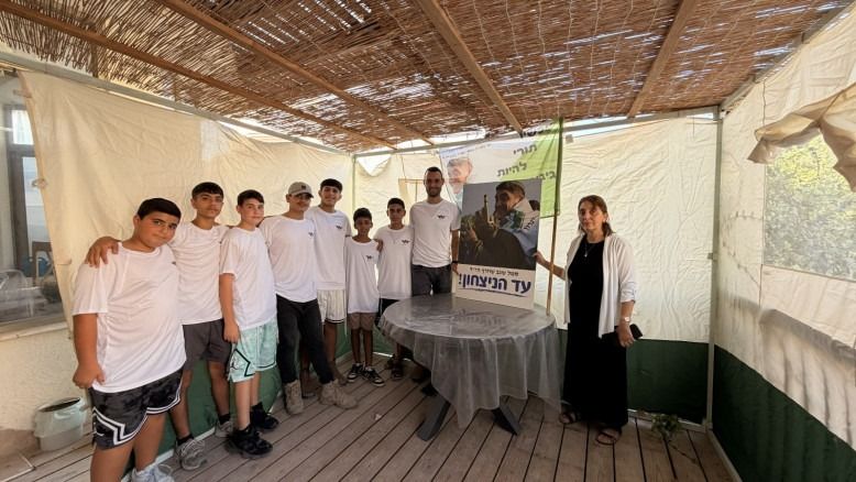 אושפיזין של גבורה: צעירי 'סיירת שאן' מקימים סוכות לזכר יהונתן יעקב דויטש ז"ל ושגב שוורץ ז"ל