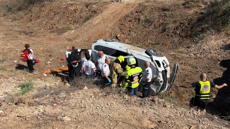 גבר בן 25 נפצע באורח בינוני לאחר שרכבו שהתהפך בדרך גישה בין ניר צבי ללוד