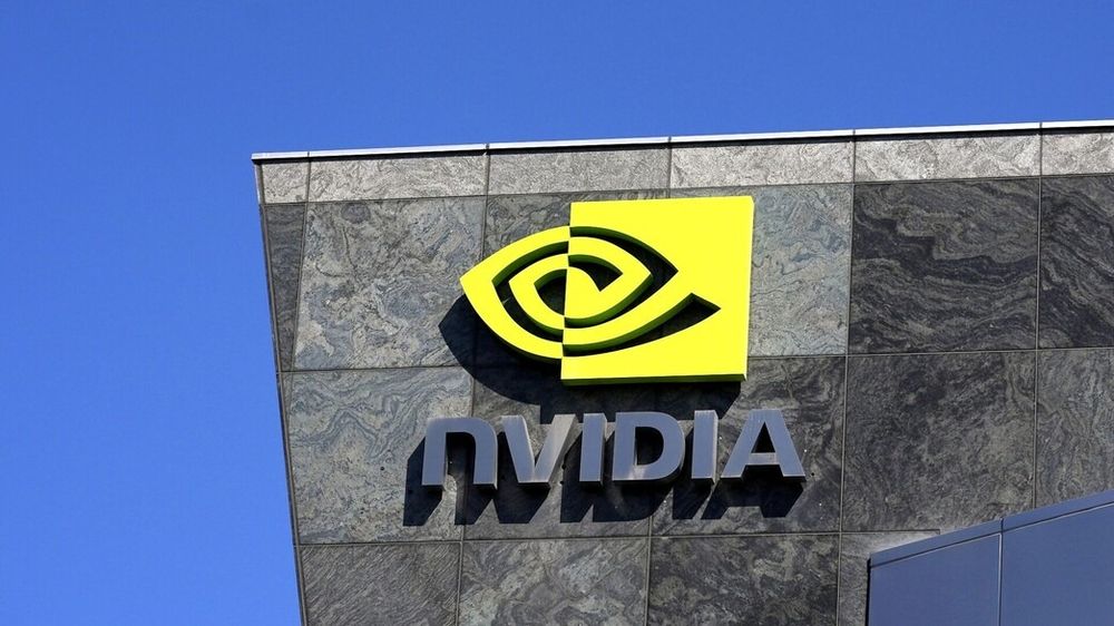 מניית NVIDIA (נבידיה): במה החברה עוסקת, מה מזיז את המחיר והאם היא משלמת דיבידנד