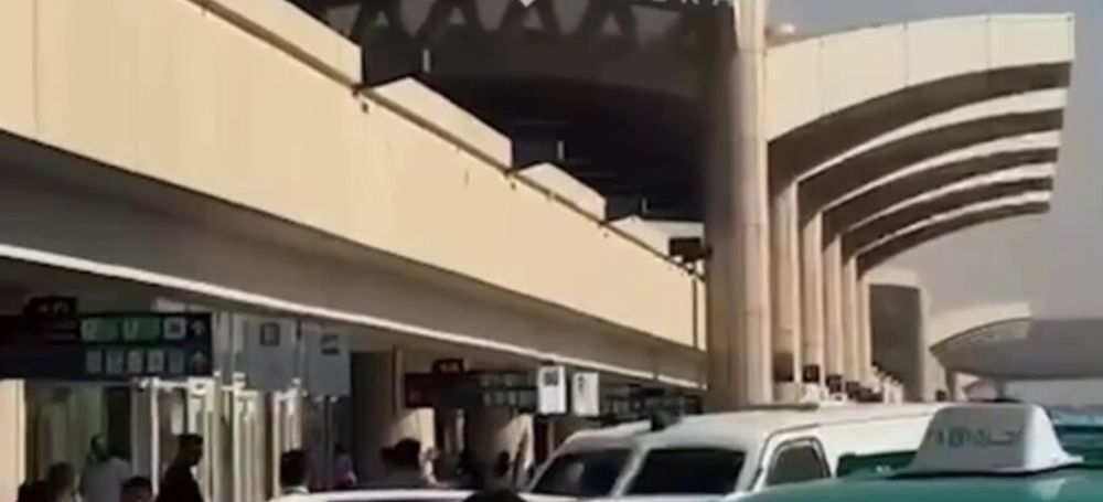 טיל חות'י פגע בנמל התעופה בריאד ולפי הדיווחים עשרות בני אדם נפצעו