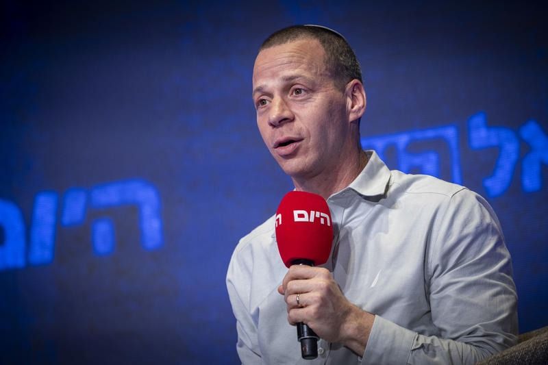עמית סגל: הוא היחיד שמצליח להעביר קולות מהגוש השני