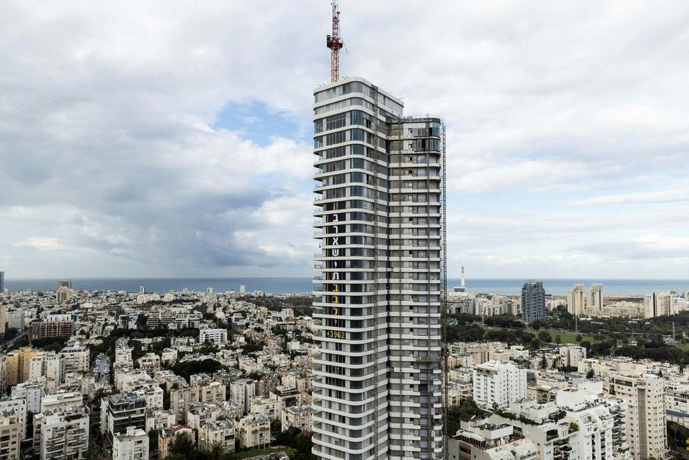 Trois ans après l'incendie: Le promoteur du Migdal Bareshit poursuit Electra construction pour un milliard de shekels