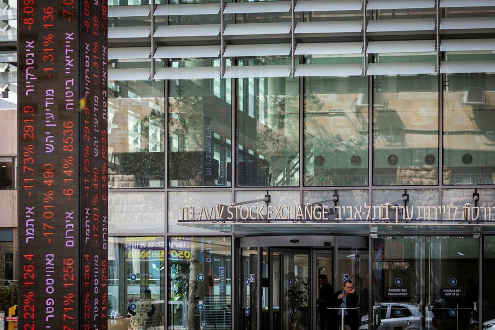 אחרי הירידות אתמול בוול סטריט, המסחר בתל אביב נפתח בירידות; הדולר מתחזק ל-3.05 שקלים