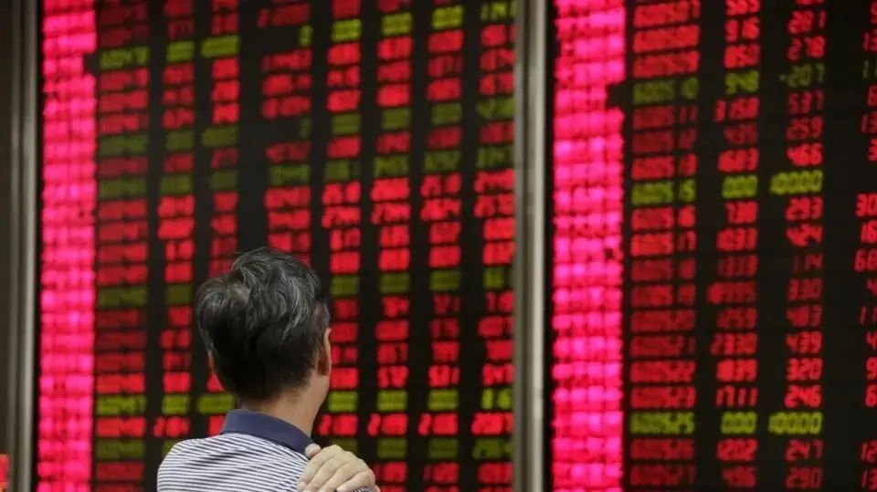 Акции в Азии резко снизились, нефть подорожала на утренних торгах