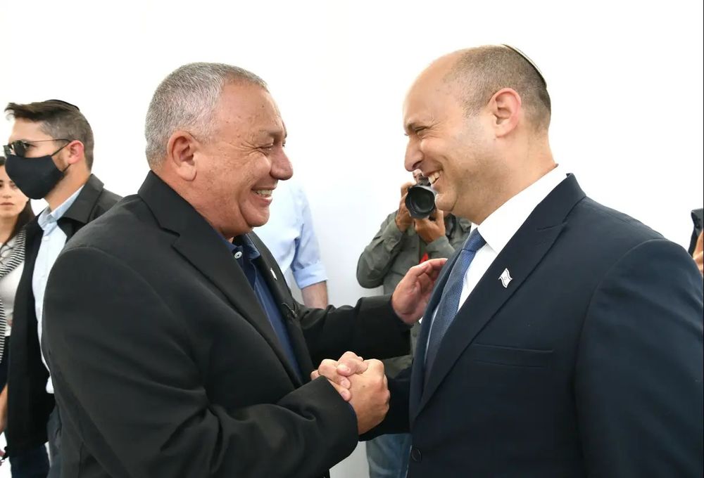 ונלחמים על ראשות הממשלה: הקרב הסמוי בגוש השינוי