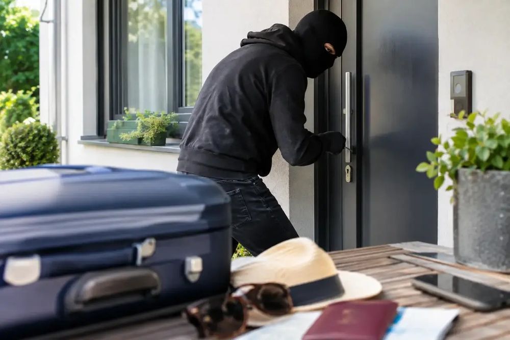 Avant Souccot : la petite erreur qui trahit les vacanciers aux cambrioleurs