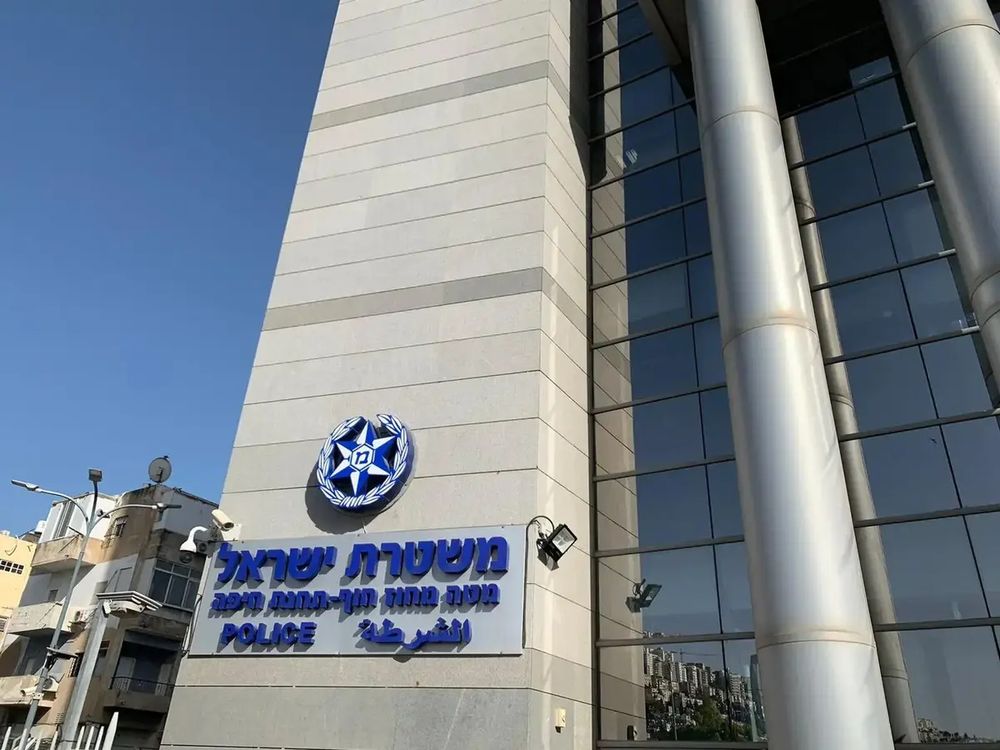 פרסום ראשון | ניפץ חלון בכנסייה וירק בפני שוטר דרוזי: אישום נגד תושב חיפה