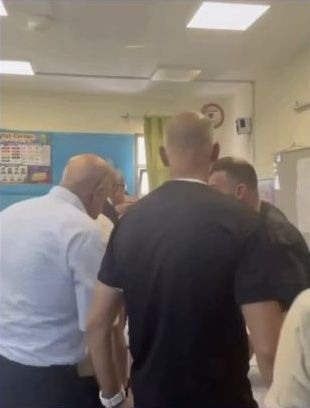 Tibi filmé lors d'une altercation verbale dans un bureau de vote à Tayibe